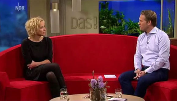 Katja Riemann mit verschränkten Armen auf dem "Roten Sofa" im NDR-Fernsehen... Katja Riemann mit verschränkten Armen auf dem "Roten Sofa" im NDR-Fernsehen...