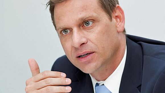 Warum das Fernsehen jetzt jeden Zuschauer persönlich abholen muss - erklärt Oliver Kaltner, Mitglied der Geschäftsleitung von Microsoft Deutschland und General Manager der Consumer Channels Group. Warum das Fernsehen jetzt jeden Zuschauer persönlich abholen muss - erklärt Oliver Kaltner, Mitglied der Geschäftsleitung von Microsoft Deutschland und General Manager der Consumer Channels Group.