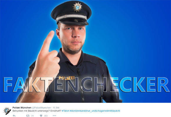 Der "Faktenchecker" der Münchner Polizei: "Der Kollege wollte unbedingt ins Bild", scherzen die Beamten.