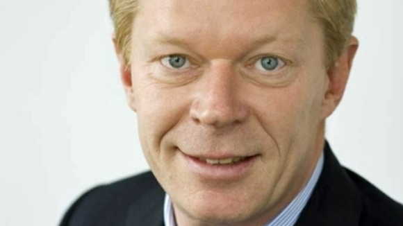 "Spiegel 3.0" muss zünden: Verlagsgeschäftsführer Ove Saffe rechtfertigt vor Hamburger Wirtschaftsjournalisten den intern umstrittenen Kurs von Chefredakteur Wolfgang Büchner.