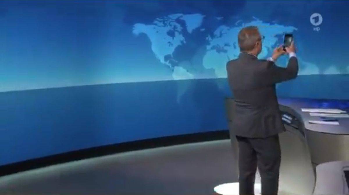 Im Abspann der gestrigen Tagesschau war diese Szene zu sehen: Moderator Jan Hofer in Selfie-Stellung.