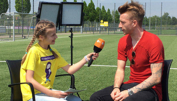 Beiträge wie dieser sind in der Türkei bald nicht mehr zu sehen: "Logo!"-Kinderreporterin Lara interviewt Fußballnationalspieler Marco Reus vor der Fußballeuropameisterschaft.