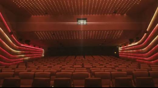 Leer ist es im Kino. Die Weischer.Cinema-Kampagne soll das ändern.