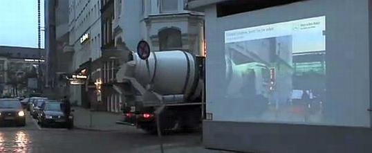 Was passiert um die Ecke? Mercedes-Benz zeigt es auf der Plakatwand.