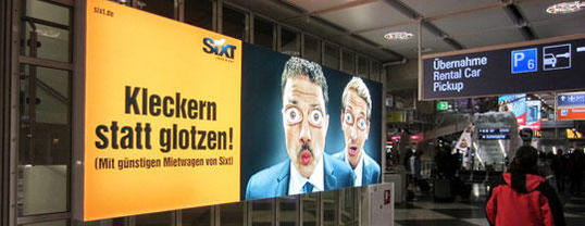 Nicht glotzen! Sixt-Plakat am Flughafen.