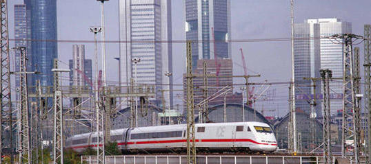 Die Deutsche Bahn will künftig über Social-Media mehr Service bieten.