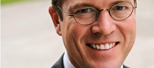 Unter Druck: Verteidigungsminister Karl-Theodor zu Guttenberg soll bei seiner Dissertation geschummelt haben. 