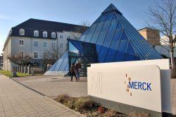 Die Pharmafirma Merck in Darmstadt (s. Bild) soll sich nun mit dem US-Konkurrenten einigen.