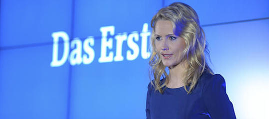 Judith Rakers macht bei der Preview den Harald Schmidt.