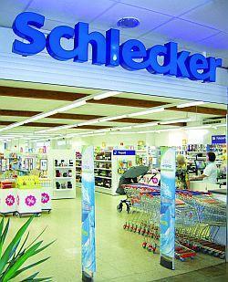 Eingang eines Schlecker-Marktes nach dem Relaunch des Corporate Designs.
