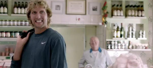 Wenn er das geahnt hätte.... Dirk Nowitzki im neuen Spot von ING-Diba.