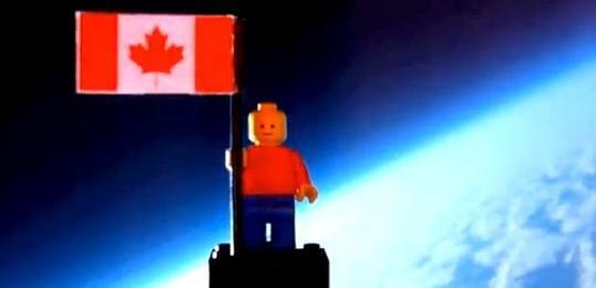 Gratiswerbung: Cool schwebt das Lego-Männchen in die Stratosphäre.