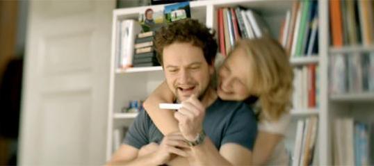 Der Spot beleuchtet die besonderen Momente in einer Beziehung.