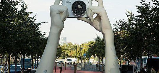 Nikon wirbt mit Riesen-Skulpturen in Europas Metropolen