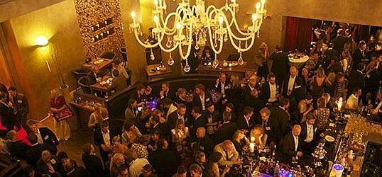 450 Gäste trafen sich im noblen Münchner Park-Café. 