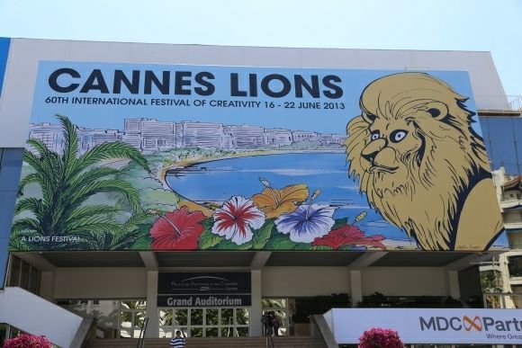 Das aktuelle Banner am Palais du Festival (Foto: Cannes Lions.) Das aktuelle Banner am Palais du Festival (Foto: Cannes Lions.)