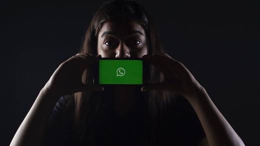 Da die Nachrichten bei WhatsApp verschlüsselt sind, kann WhatsApp nicht direkt eingreifen.
