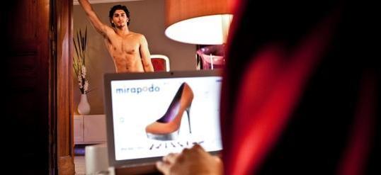 Model und Madonna-Begleiter Jesus Luz im Mirapodo-Fernsehspot. 