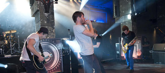 "Revolverheld" gibt live alles bei der Party in der Halle 2.