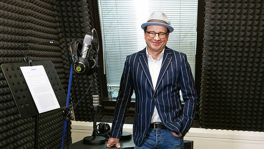 Wolfgang Kröper, Leitung Kreation, im neuen Audiostudio der Agentur.