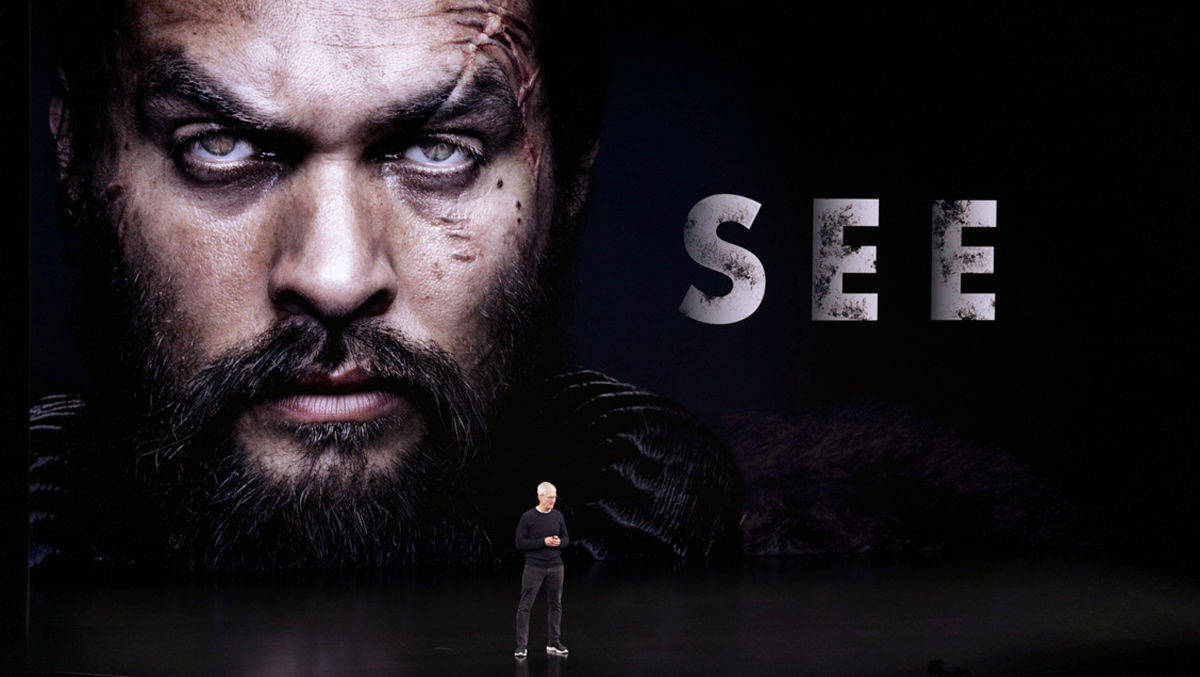 Apple-Chef Tim Cook zeigte auf der Keynote erstmals den Trailer zu "See", einem epischen Drama mit Jason Momoa und Alfre Woodard, das ab 1. November auf Apple TV+ in der Apple TV App zu sehen sein wird.