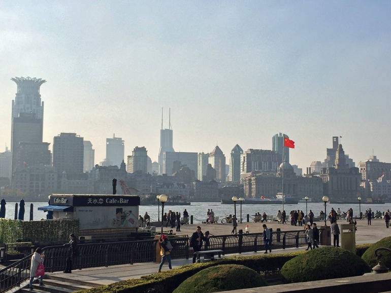 Von Pudong aus sieht man auf die "alte Skyline" ohne die riesigen Hochhäuser.