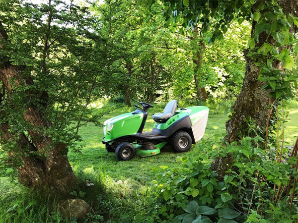 Routinetätigkeit im Sommer: Zweieinhalb Stunden auf dem Rasentraktor zubringen.