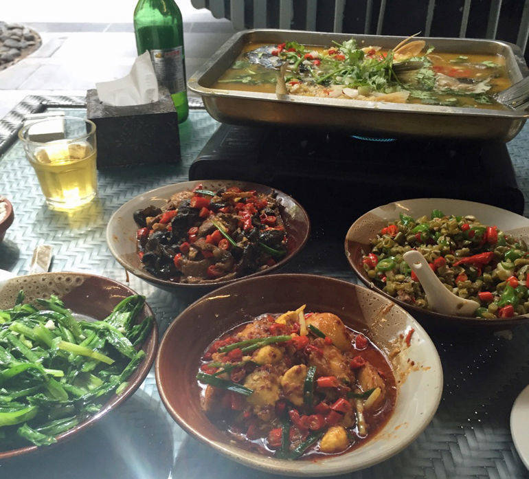 Hunan-Essen: Je mehr mitessen, um so mehr Gerichte kann man probieren.