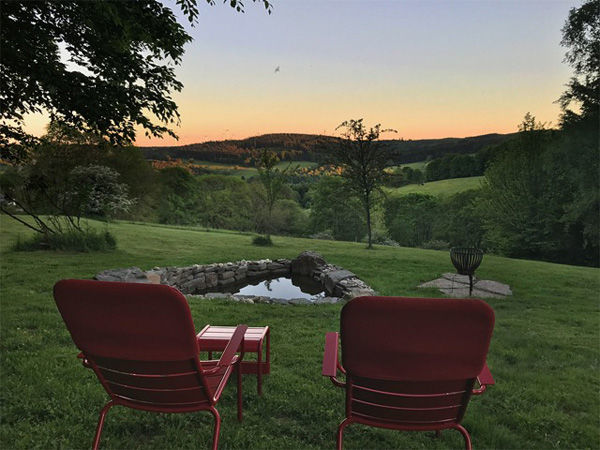 Naturpark-Panorama: Bei einem Glas Wein den Sonnenuntergang genießen.