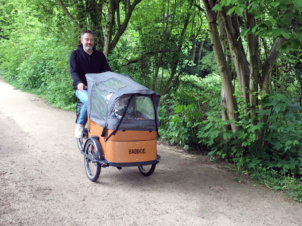 Mit Lasten-Fahrrad samt Tochter unterwegs zum Lohrberg.