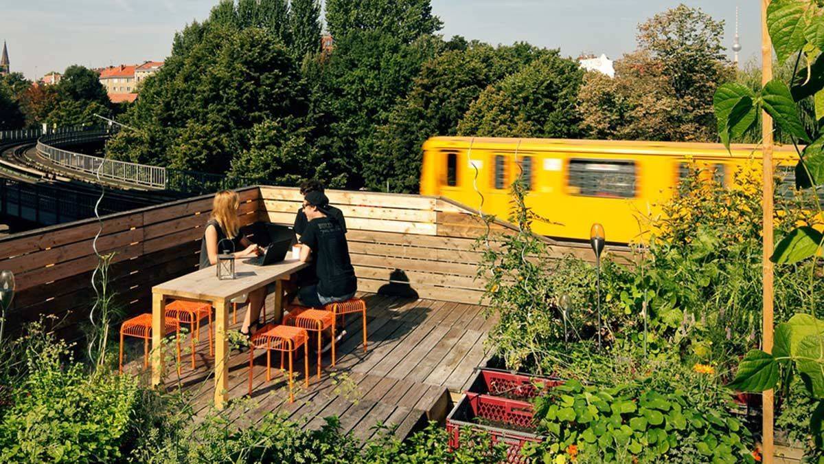 Platz fürs Meeting: Die Dachterrasse von Diffferent in Berlin.