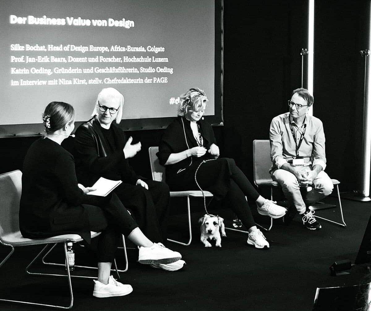 Nina Kirst, stellvertretende Chefredakteurin von PAGE, moderierte das Abschluss-Panel mit Katrin Oeding, Silke Bochat und Prof. Jan-Erik Baars über den Business Value von Design. Bild: Anne Kaiser