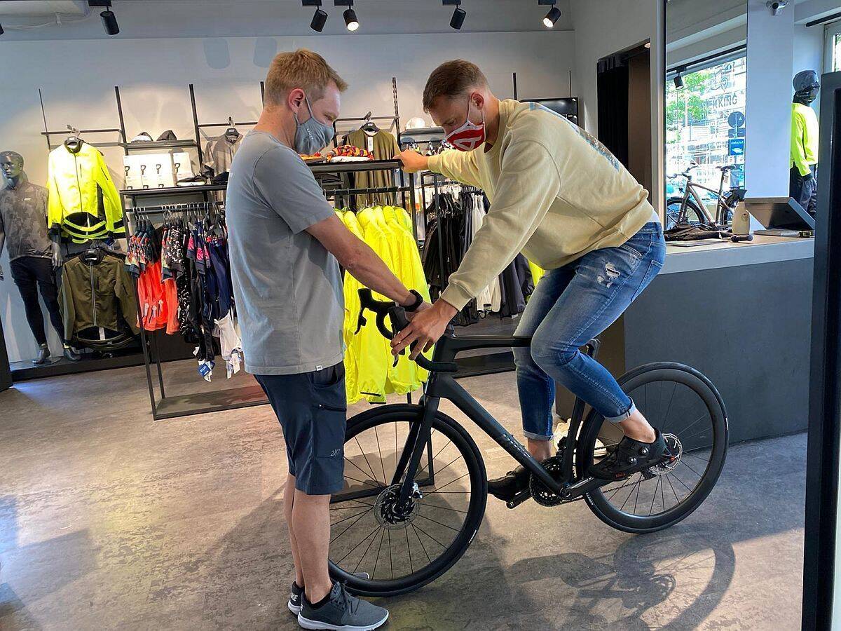 Manuel Neuer schwört auf das Endurance-Rennrad "Reveal" von Rose.