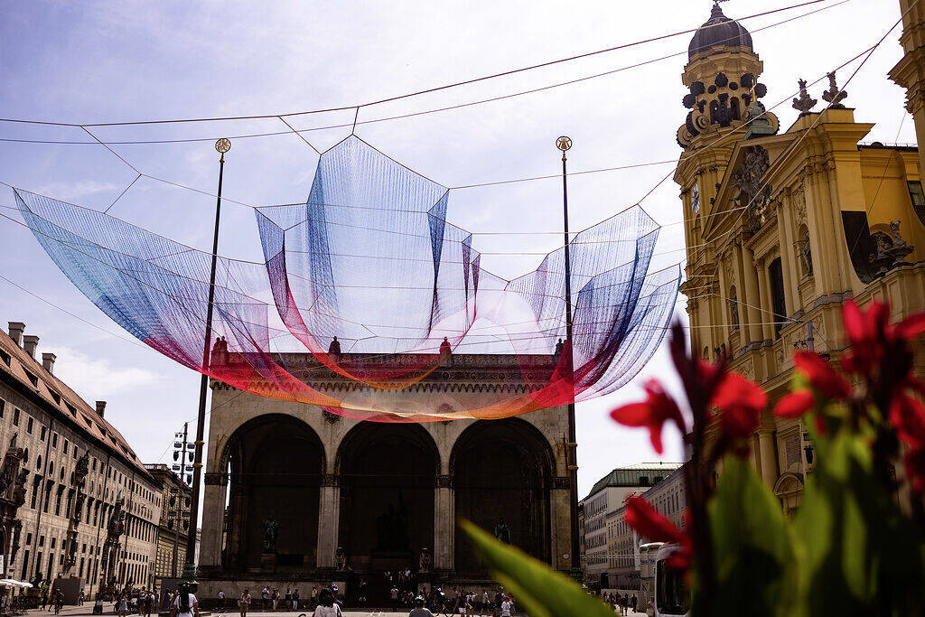 Installation am Odeonsplatz: Ihre wie ein Fischernetz geflochtenen Fasern bestehen aus recycelbaren Hightech-Materialien