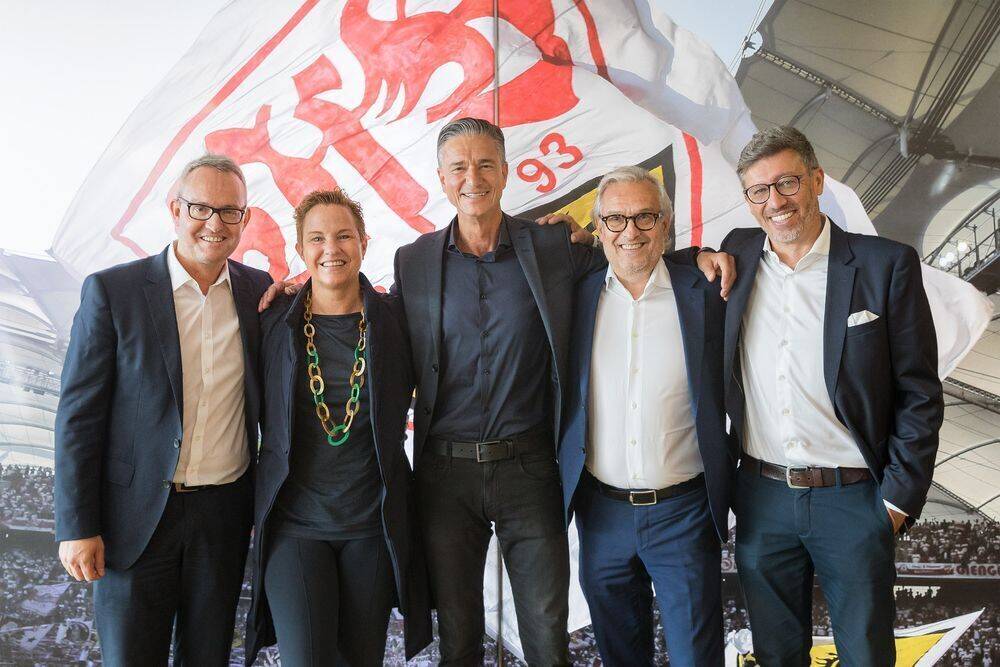 Schmieden ein Bündnis aus der Region und für die Region - und für den VfB Stuttgart (von links): Alexander Wehrle (VfB Stuttgart), Britta Seeger (Mercedes-Benz), Lutz Meschke (Porsche), Dr. Ralf Hofmann (MHP) und Claus Vogt (VfB Stuttgart).