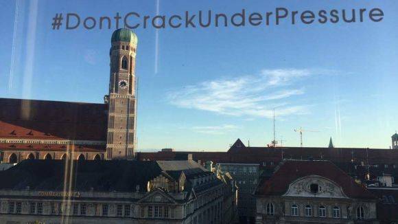 #DontCrackUnderPressure vor einer schönen Münchner Kulisse