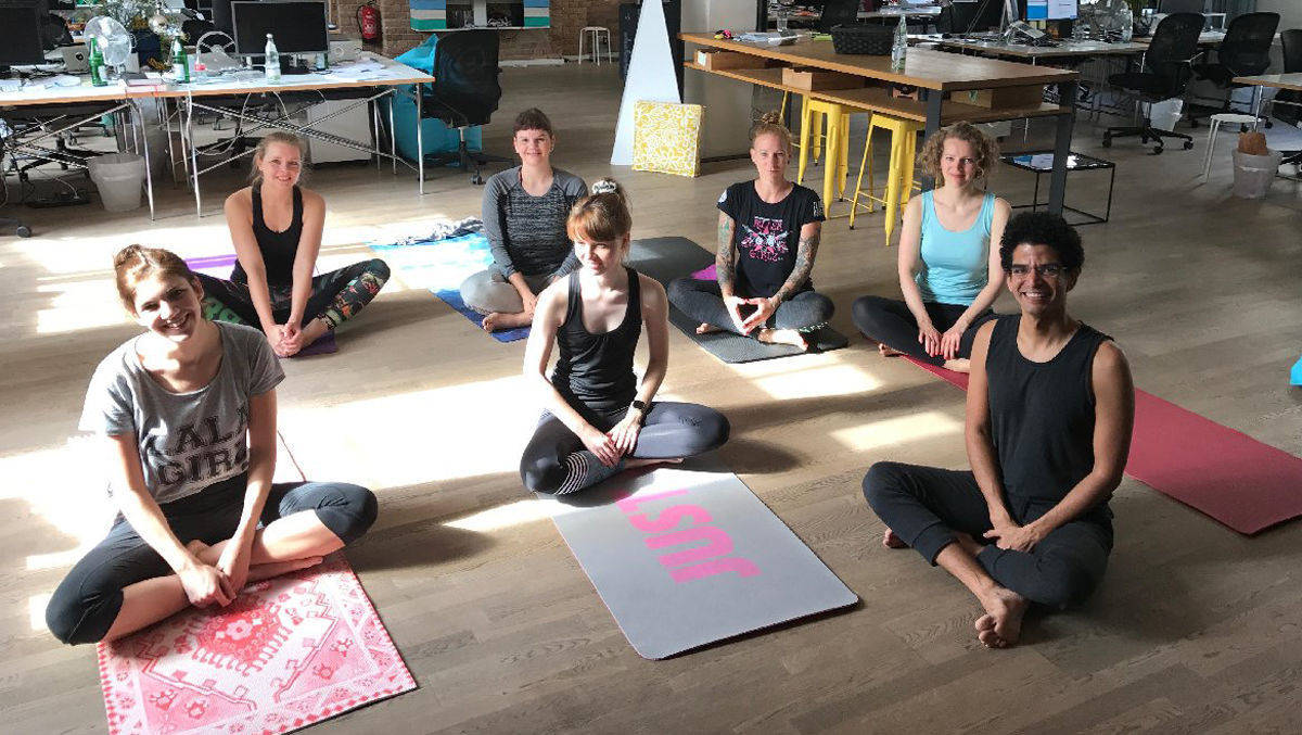 Yoga im Berlin-Office.