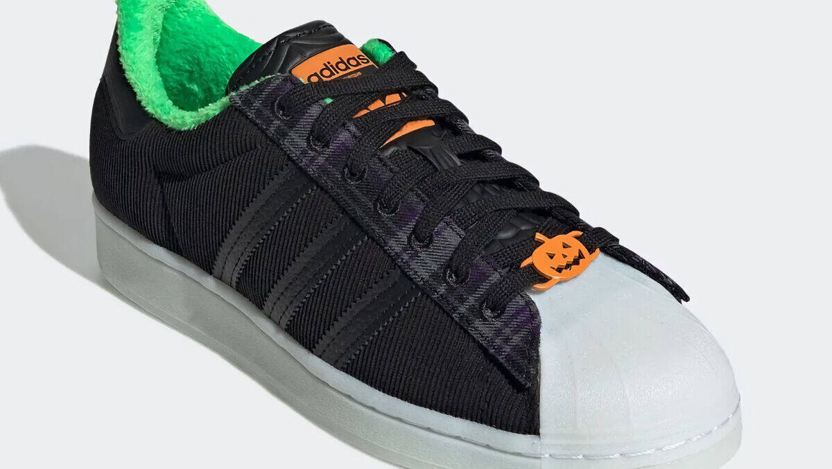 Der Adidas Superstar mit Gruselkürbis.