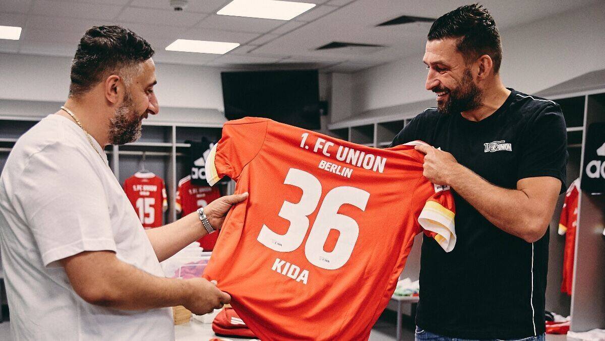 Kida Khodr Ramadan erhält "sein" Union-Trikot.