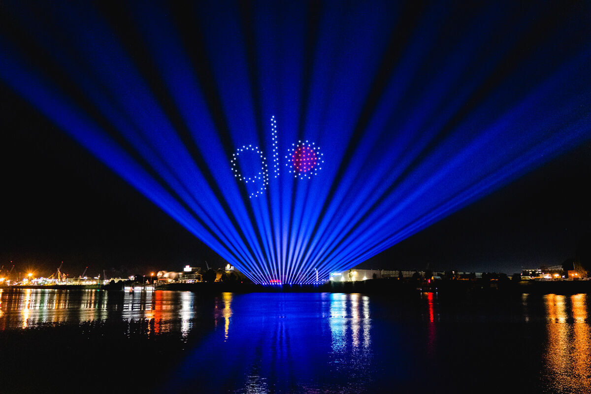 Zusammen mit 30 Skybeamer erleuchtete glo™die Hamburger Nacht