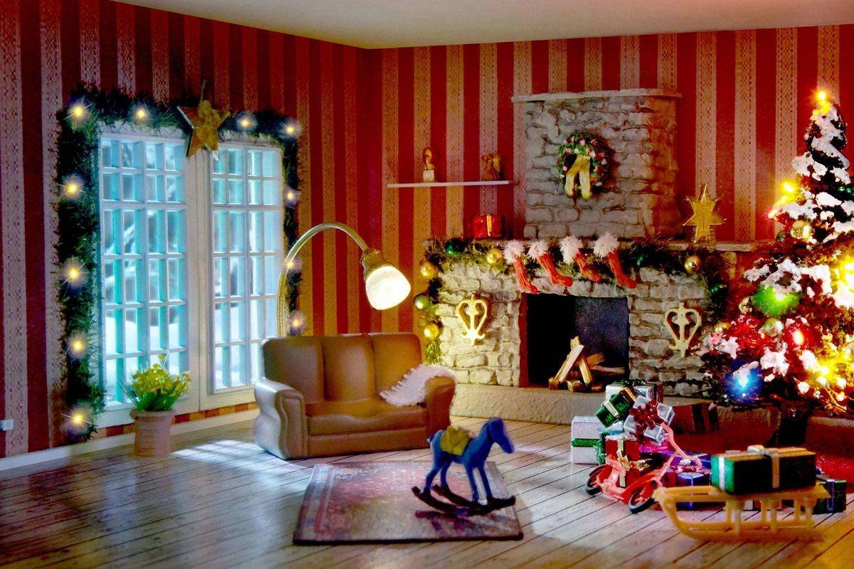 Winzig: Die Weihnachtsstrümpfe über dem Kamin haben etwa die Größe einer Bleistiftspitze.
