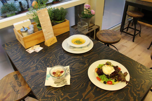 Salat, Süppchen und Dessert gab's gestern Abend
