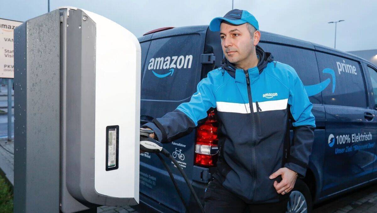 Umweltfreundliches Auftanken der Amazon-E-Lieferwagen.