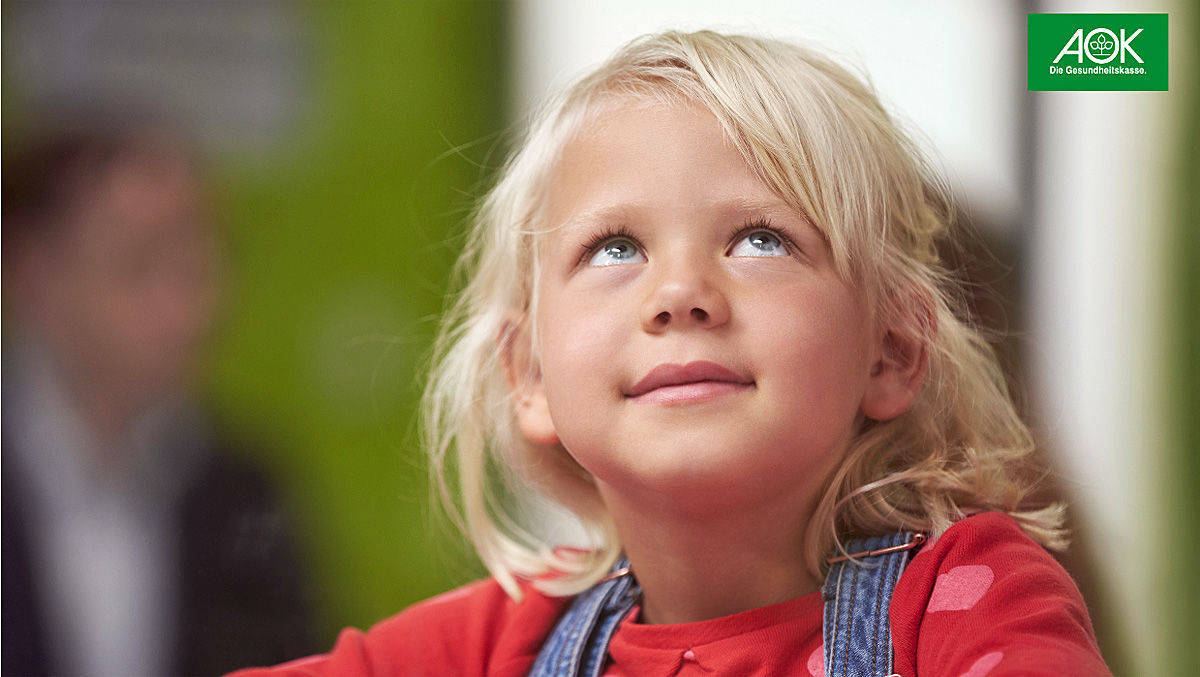 Die liebe Kleine übersetzt Krankenkassen-Deutsch in Kindersprache.