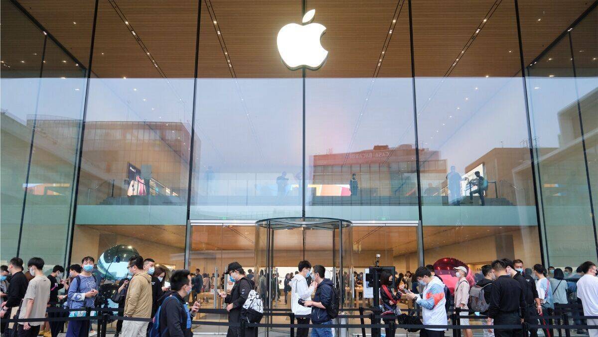Lockdown: Diese Schlangen vor chinesischen Apple Stores gehören aktuell der Vergangenheit an.