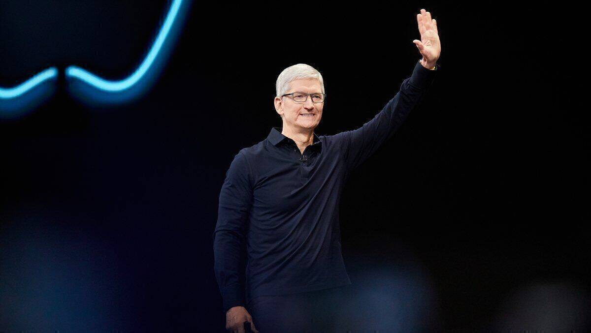 Tim Cook winkt bei Apple mit Geldscheinen.