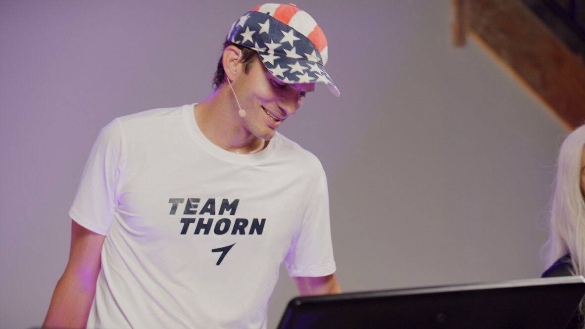 Ashton Kutcher in einem Shirt seiner Organisation Thorn.