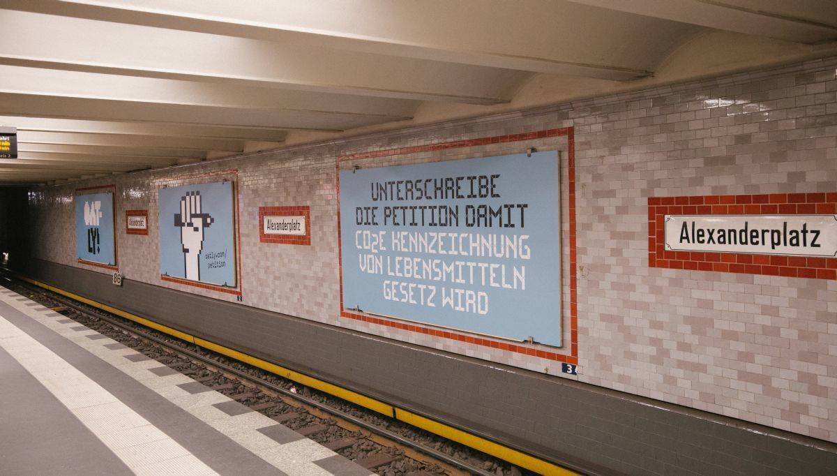 Außenwerbung in Berlin für die Oatly-Petition.