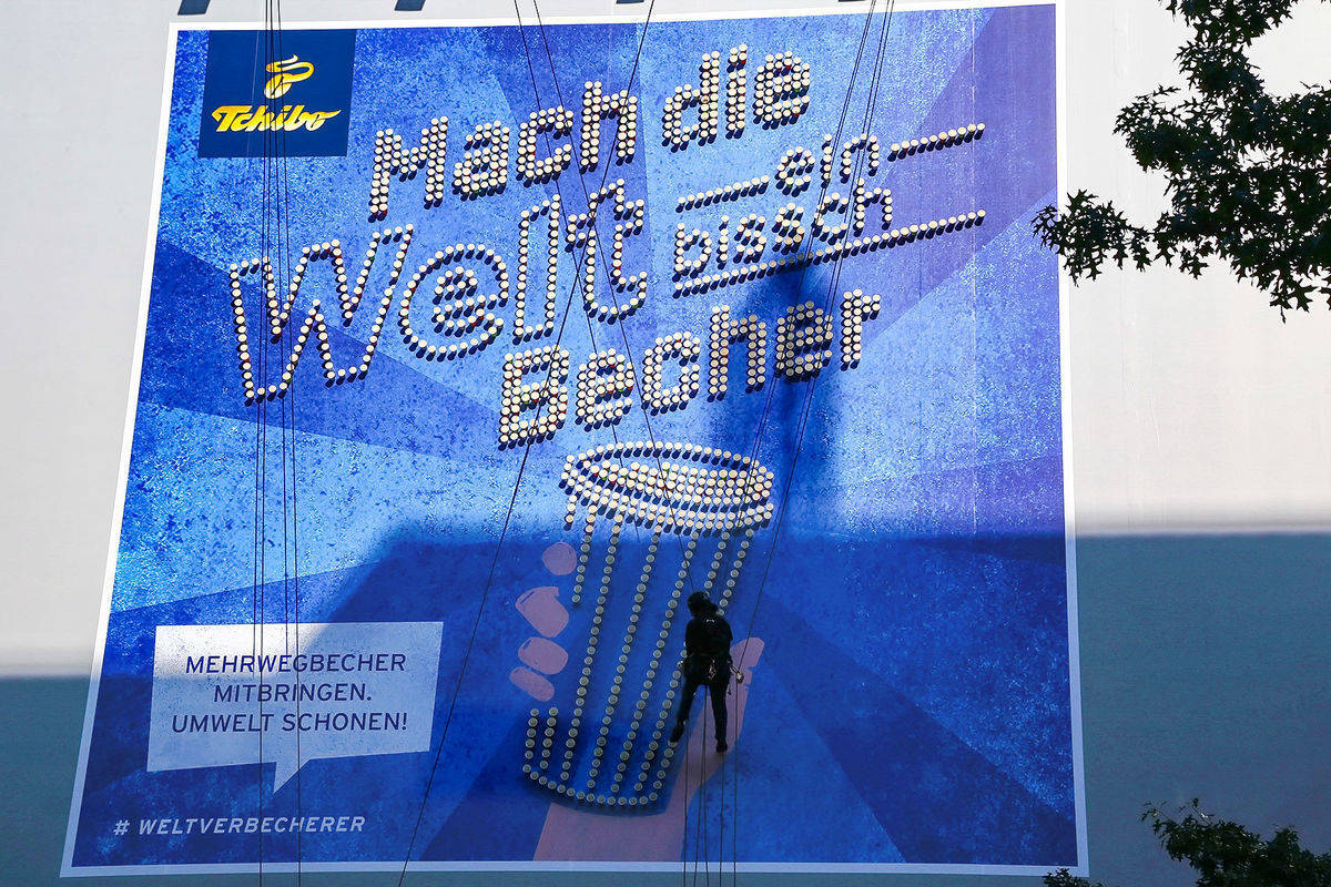 Tchibo inszeniert Riesenplakat aus Kaffeebechern