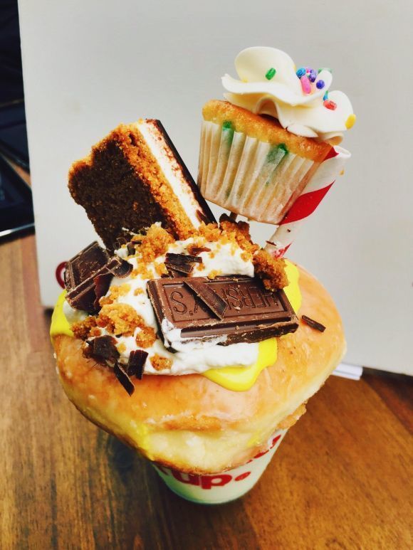 Caramel Doughnut auf Mint Choc Chip Milkshake mit Cupcake und S'Mores Topping bei Pinterest (Bild: Dokyo)
